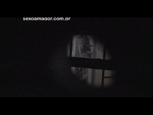 ❤️ Блонди ба таври махфӣ аз ҷониби як сайёҳи ҳамсоя, ки паси хиштҳои холӣ пинҳон шудааст, сабт мешавад ☑ Видео мақъад дар мо ❤