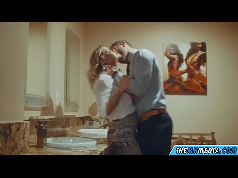 ❤️ Вақте ки як малламуй busty шумо дар як ҳоҷатхона ҷамъиятӣ seduces ☑ Видео мақъад дар мо ❤